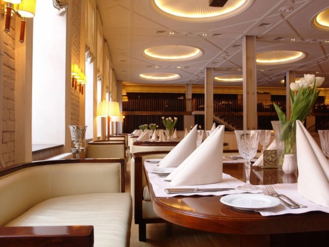 fancy-restaurant-with-brown-and-white-theme-izejfmsabukyvxst